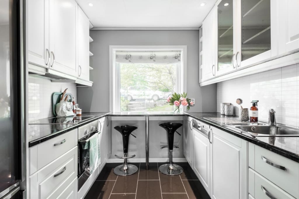 A bright and fully equipped kitchen with a nice view to the backyard.