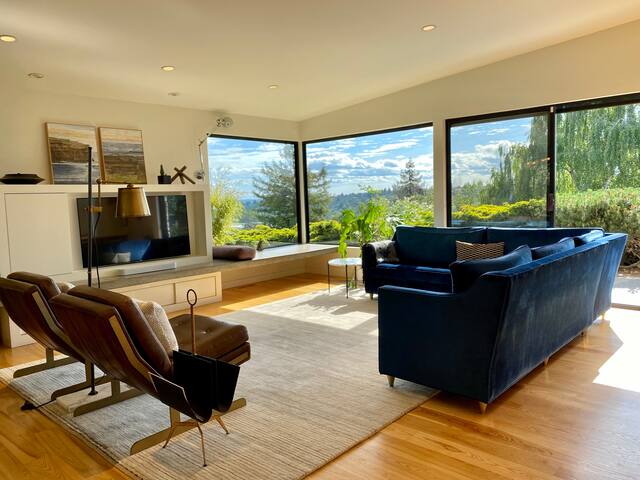 EPIC VIEW Mid-Century Modern Queen Anne Sanctuary