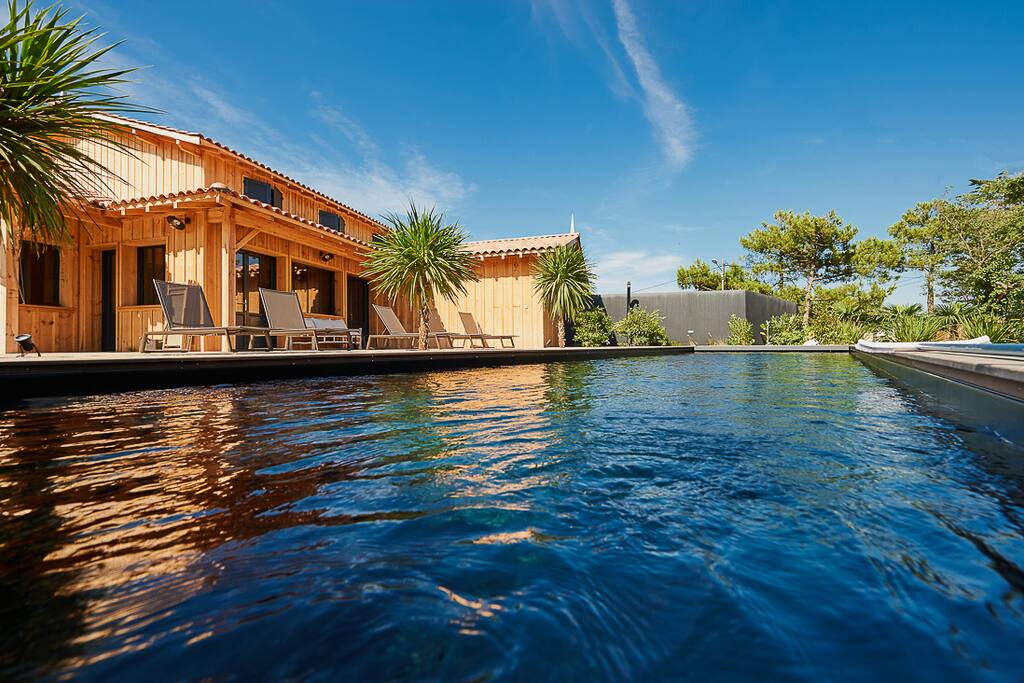 Extérieur: Vue de la piscine