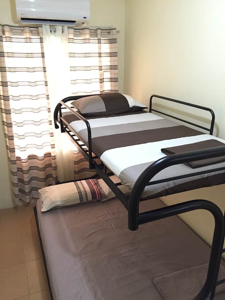 ห้องนอน 1 พร้อมเครื่องปรับอากาศแบบแยกส่วนเตียงล่างขนาดใหญ่เตียงบนขนาดเตียงคู่รองรับผู้ใหญ่ได้ทั้งหมด 3 คน