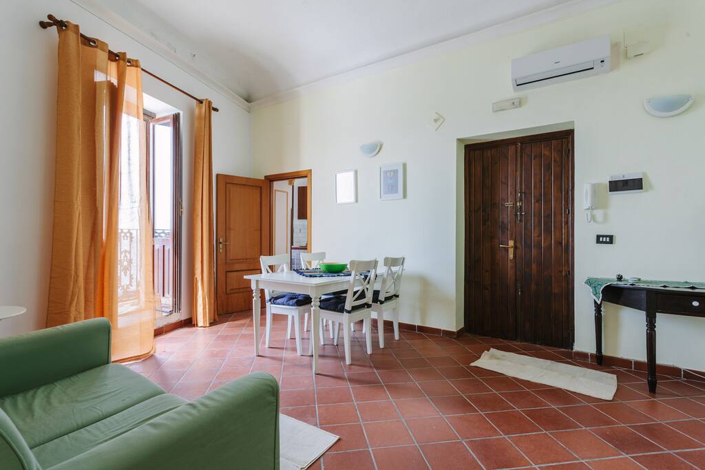 Entrance / sea view dining room