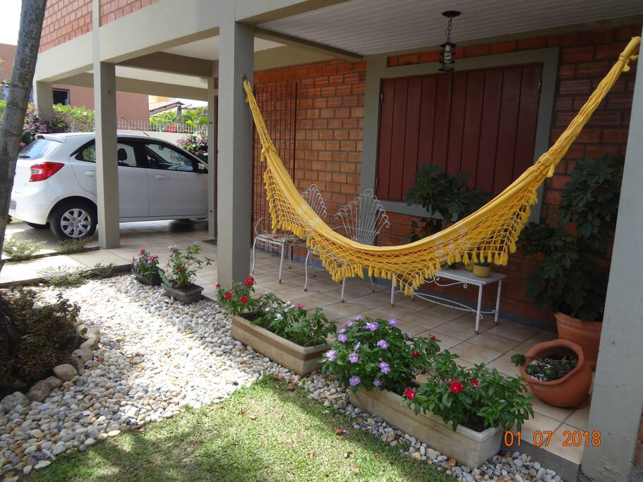 Varanda com rede e jardim