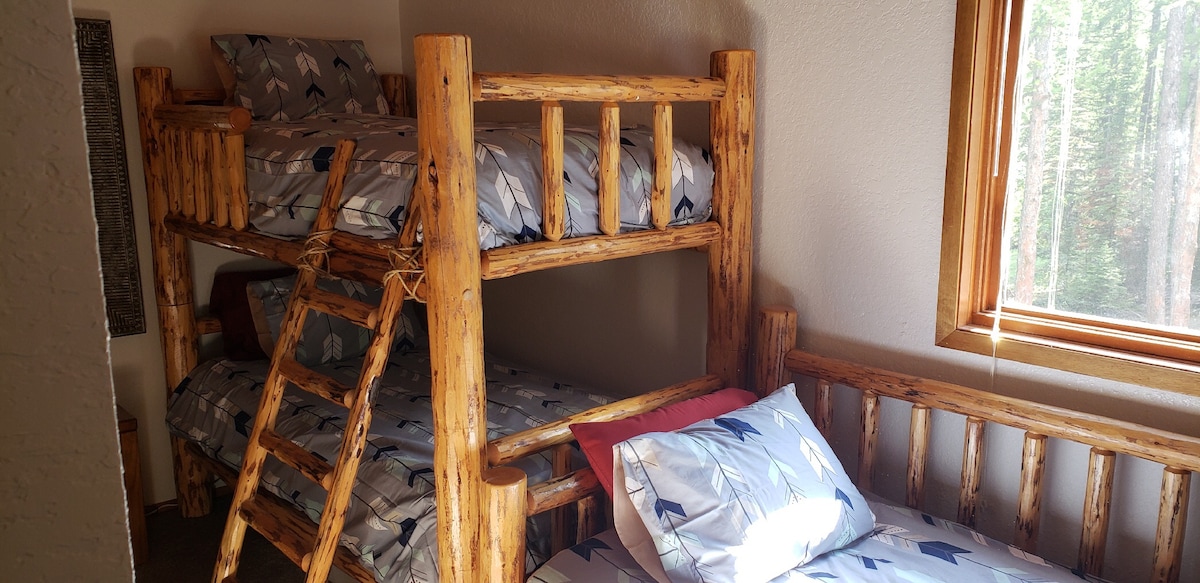 ห้องนอนที่ 3 พร้อมเตียงแฝด 4 หลังรวมถึงเตียงคู่ 1 หลัง