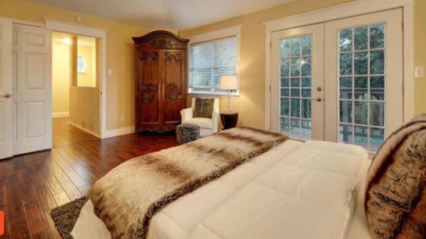 Bachelor Party HQ, pickleball/golf, 16 beds. DT gallery image 4