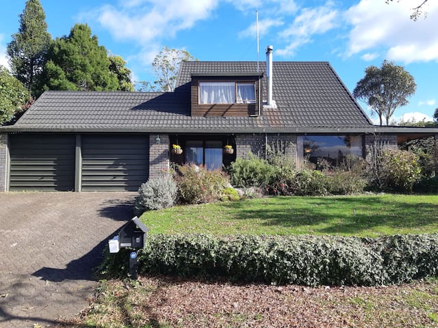 Rotorua Chalet Stay - Cozy 2 brm Apt. Sleeps 5