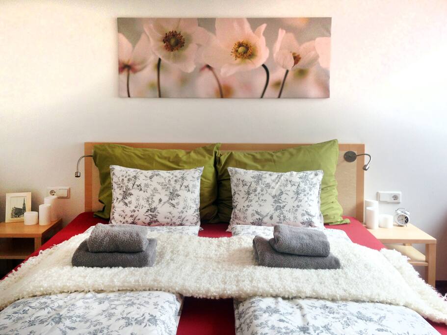 King size bed (180 cm x 200 cm)