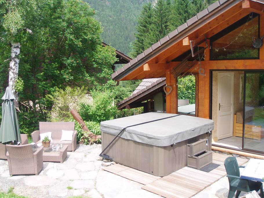 Jacuzzi extérieur 6 personnes vue montagne...