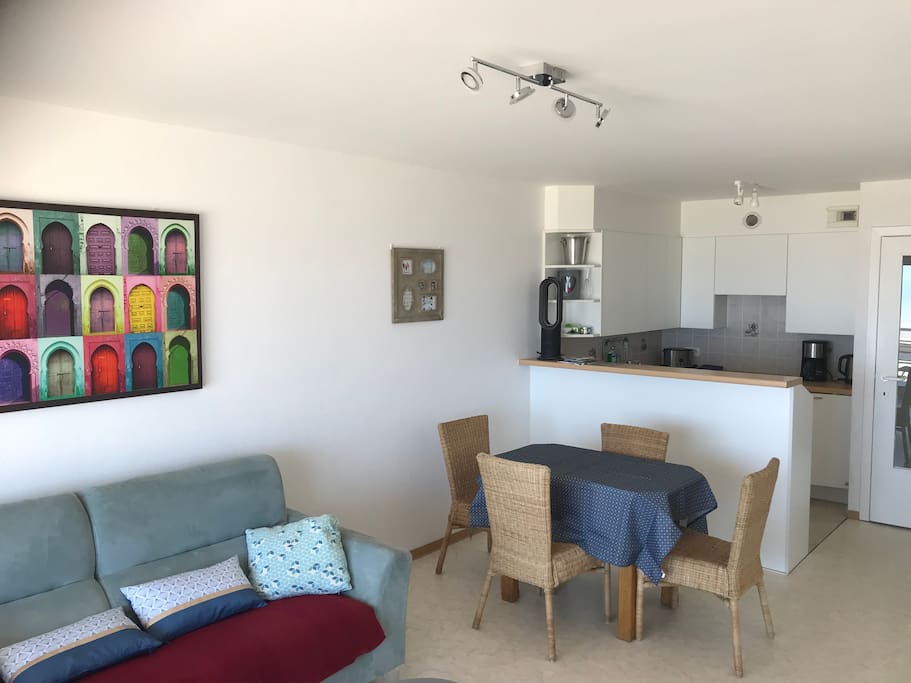 L’espace salon, la table à manger et la cuisine