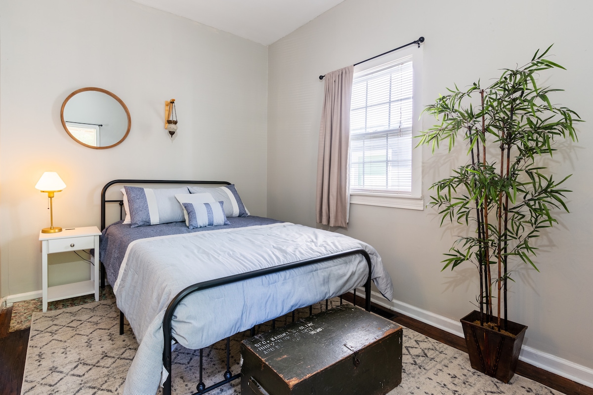 Slaapkamer (queensize bed)