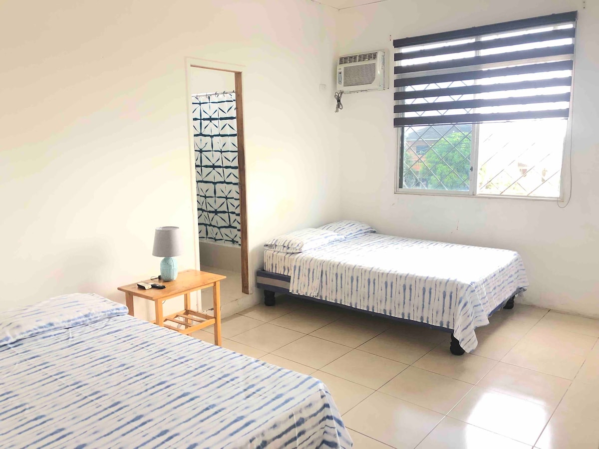 Соба со 2 кревета со 2 кревета (целосна големина) и клима уред за прозорци.