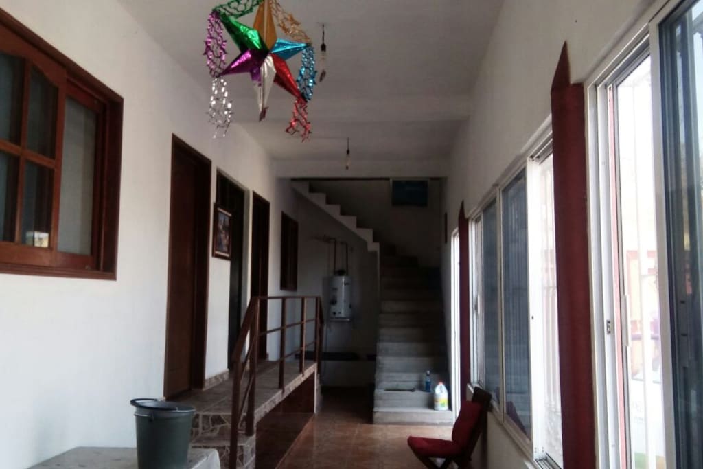 Dos Habitaciones Baño en medio.