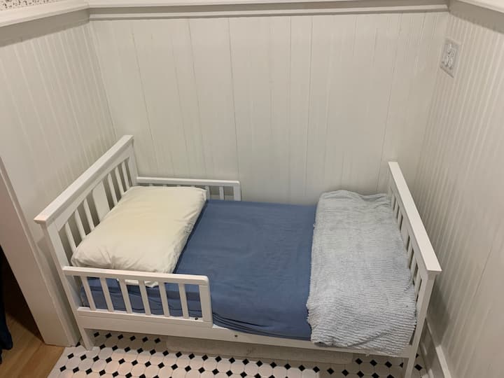 Chambre pour tout-petit de la chambre principale et matelas pour tout-petit supplémentaire rangé si nécessaire