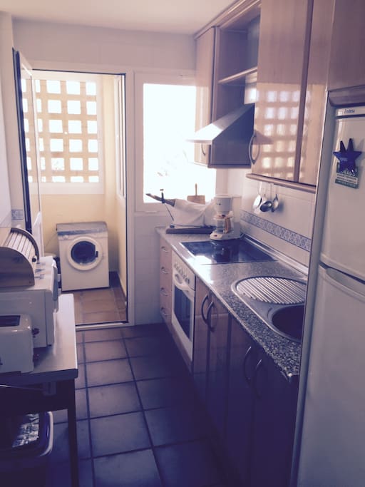 Cocina equipada y acceso a lavadero.
Fully-equiped kitchen and laundry room access at its end.
