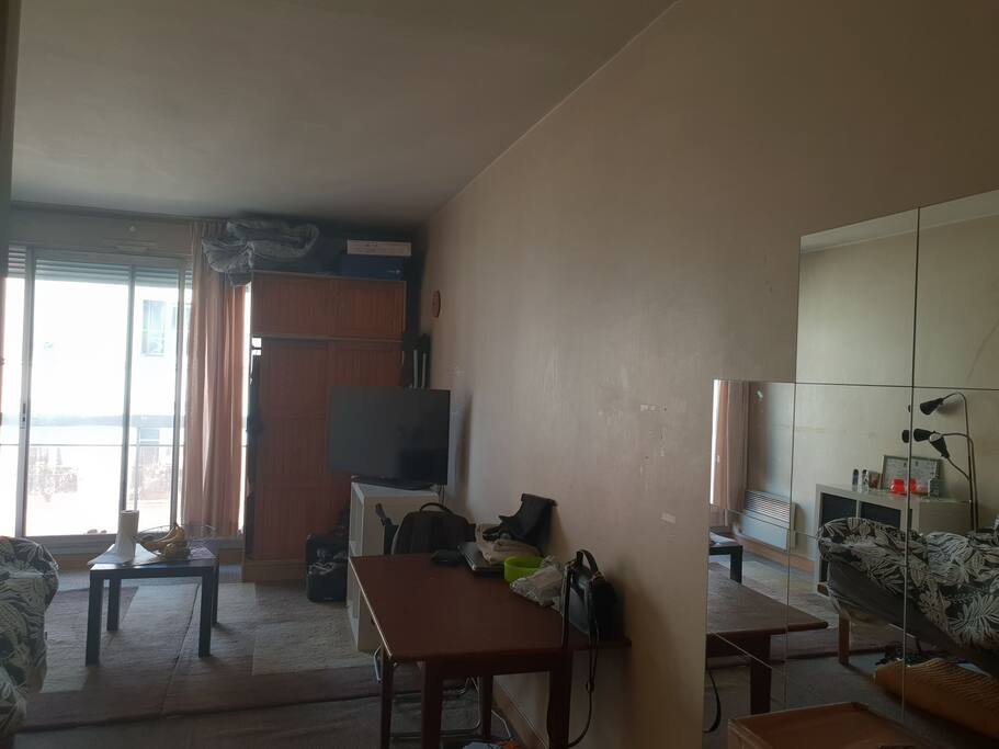 Studio de 26 m2, à 2 minutes de la bouche de métro Gaîté et de la rue Daguerre. 10 minutes à pied de Denfert Rochereau et de Montparnasse.