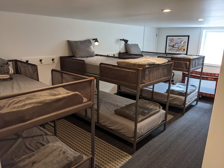 غرفة النوم رقم 4- سرير بطابقين وحقيبة للعب 