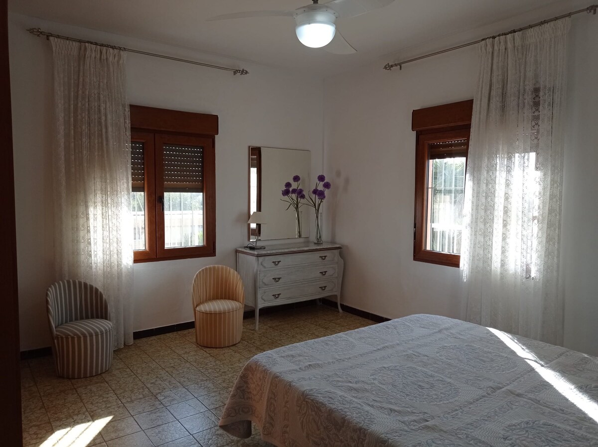 ห้องพักขนาดใหญ่พร้อมเตียงขนาด 150 ซม. พัดลมพร้อมรีโมทคอนโทรลโต๊ะสองตัวตู้เสื้อผ้าและตู้เสื้อผ้าสว่างมาก