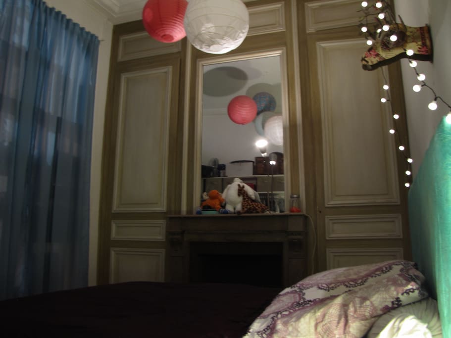 La chambre, lit 2 places, petit dressing ouvert