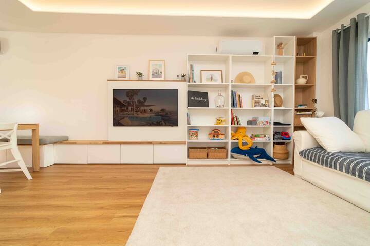 Villa with private garden & pool & sea view gallery image 5