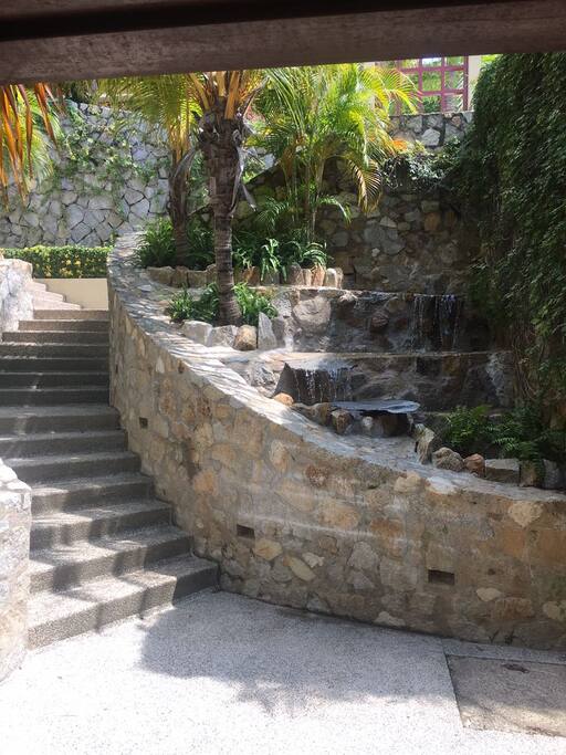 Acceso a la Villa con Cascada