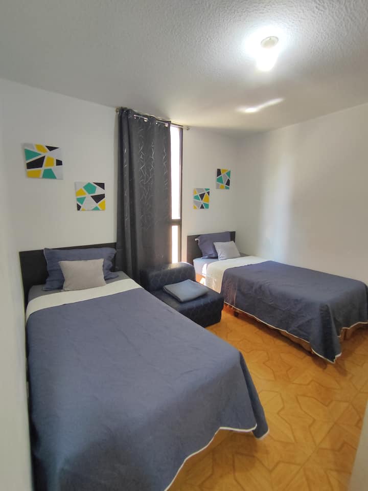 Dhomë gjumi 2 krevate dopio dhe një divan krevat tek