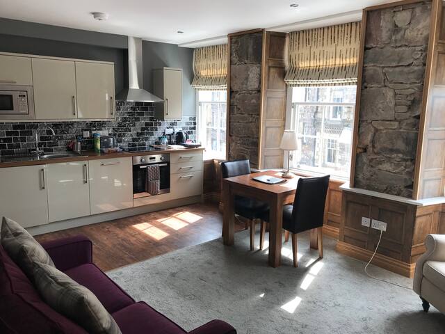 Royal Mile Old Town Edinb’gh Castle gallery image 2