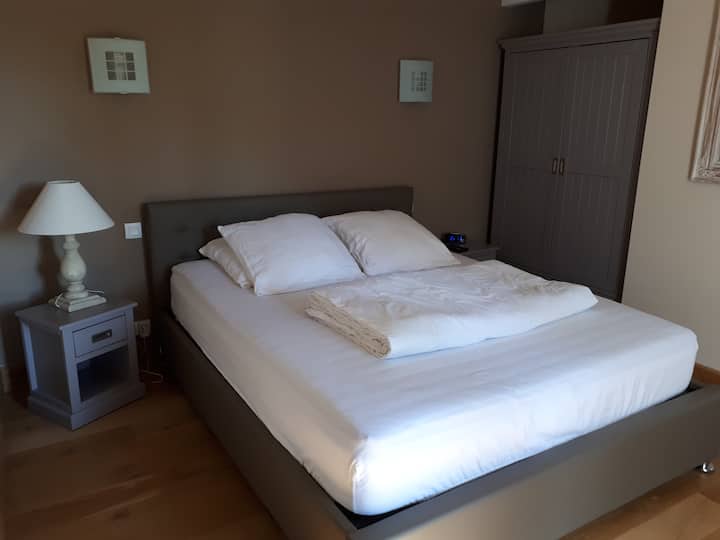 dhoma e gjumit 1 - krevat 160 - banjë private