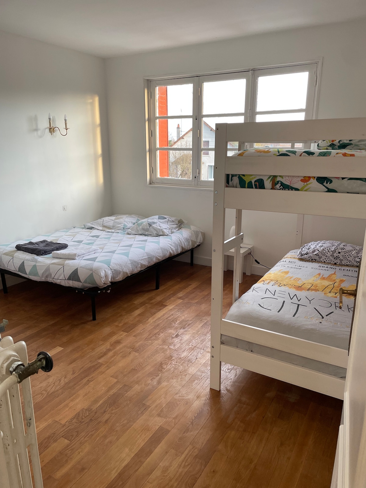 Საძინებელი 2 - 1 ორადგილიანი საწოლი და 2 ერთადგილიანი ორსართულიანი საწოლი 