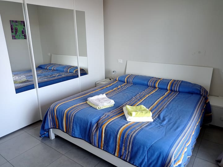 La chambre à coucher avec lit double
La chambre du lit double