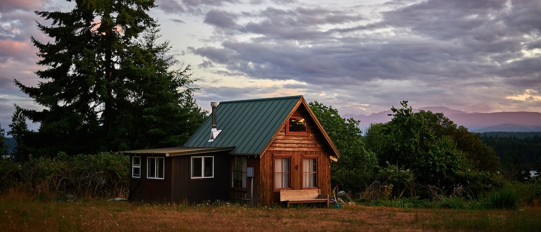 Singing Frog Cabin, on island farm. NO CLEAN FEE!
