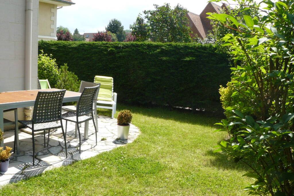 Jardin privatif très bien exposé et ainsi ensoleillé de 9 h à 21 h.