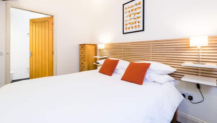 Vyumba vyote viwili vina bafu