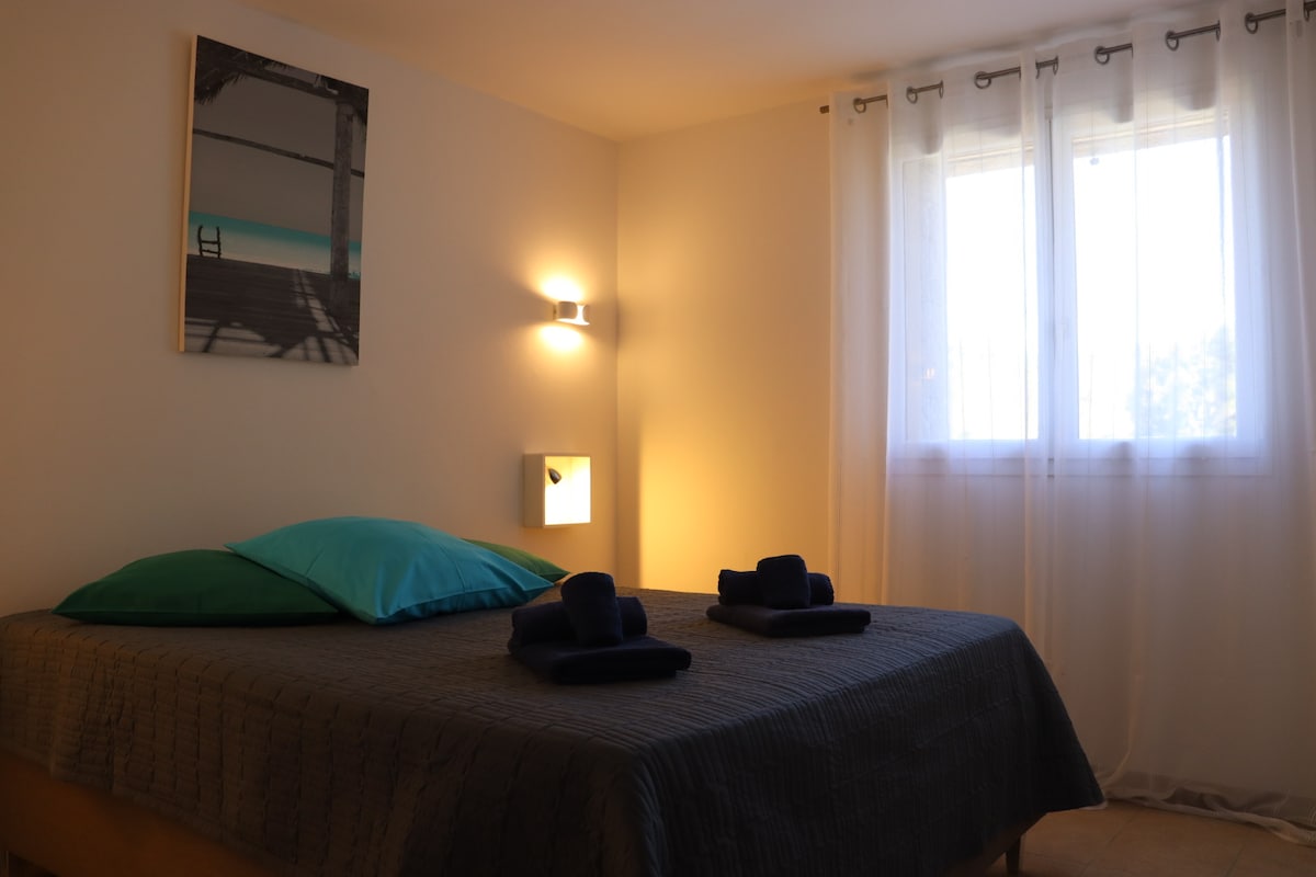 Მეორე საძინებელი, ასევე, აღჭურვილია 160 საწოლით, რომელიც უზრუნველყოფს კომფორტულ სივრცეს.