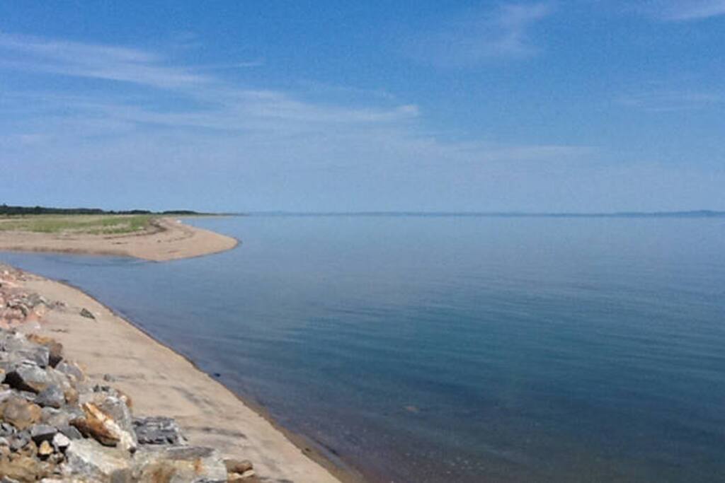 Embouchure de la rivière sur le fleuve à la marée haute (calme)