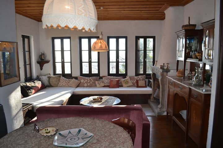 Ovo je jedna od najljepših spavaćih soba u kući. Vrlo je prostrana i ima prekrasan pogled s prvog kata. 