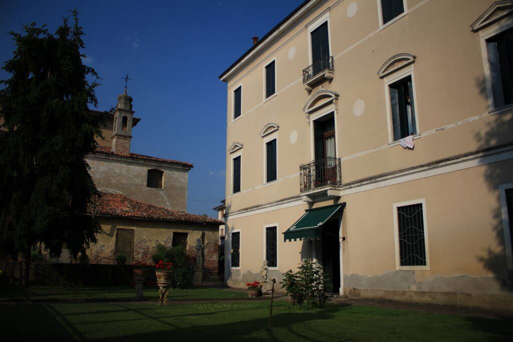 Esterno anteriore con giardino