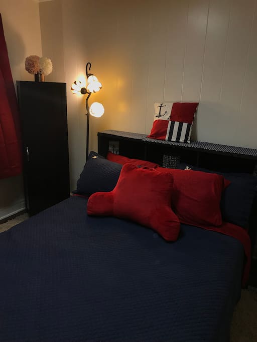 Queen size bed with plenty of pillows. There also is an extra blanket in the closet