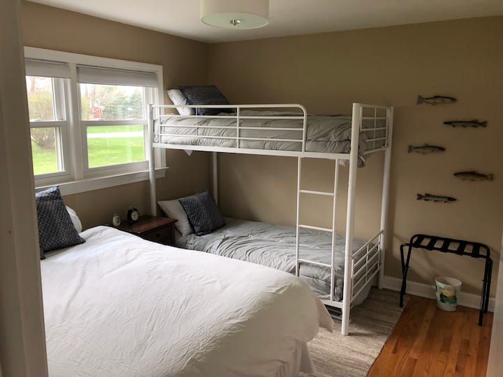 Habitación de literas de nivel principal con capacidad para 4 personas

Hay espacio para un pack n' play al final de las literas. 