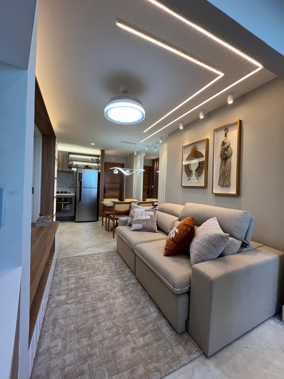 Hermosa sala de estar con TV de 55 ", sofá cama, 04 almohadas lujosas y cómodas... una decoración indiscutible.  Ambiente decorado con gran afecto porque eres un huésped, es una razón de gran orgullo y gratitud por nosotros.