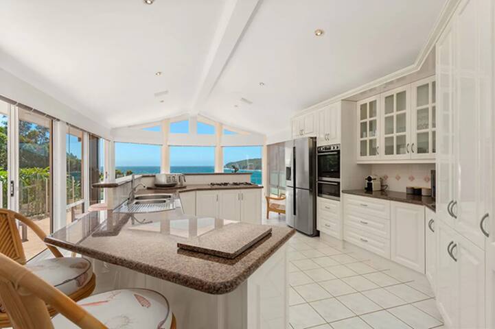 Forster- Beachfront Views & Pool -Jewel of the Sea gallery image 3