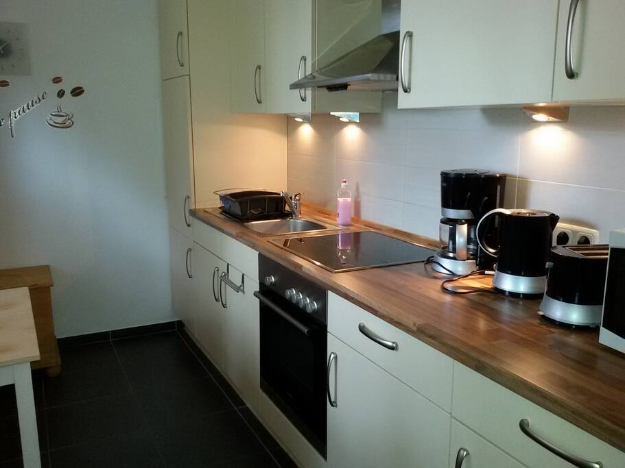 voll ausgestatte Küche ( Pött und Pann)Kaffemaschine, Ceranfeld, Backofen , Kühlschrank mit Gefrierfach, Toaster, Mirkowelle