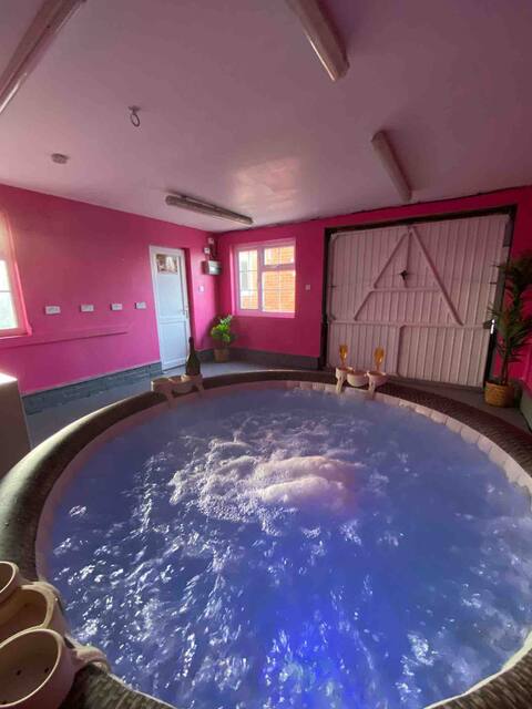 Adorable 1 bedroom loft with private hot tub!