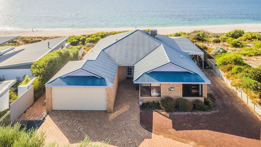 Oceanside beach house with Wifi