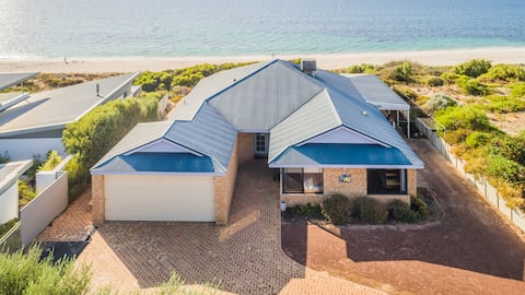 Oceanside beach house with Wifi