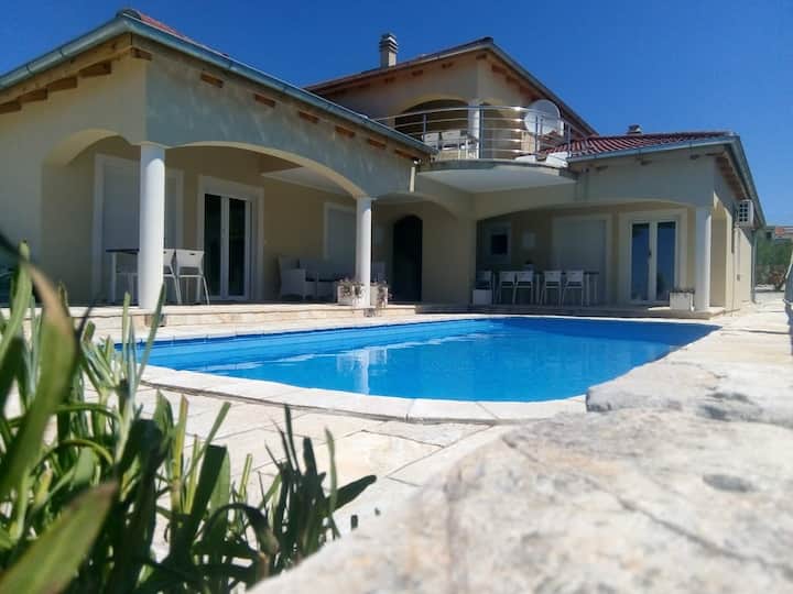 Remarkable villa in Central Dalmatia