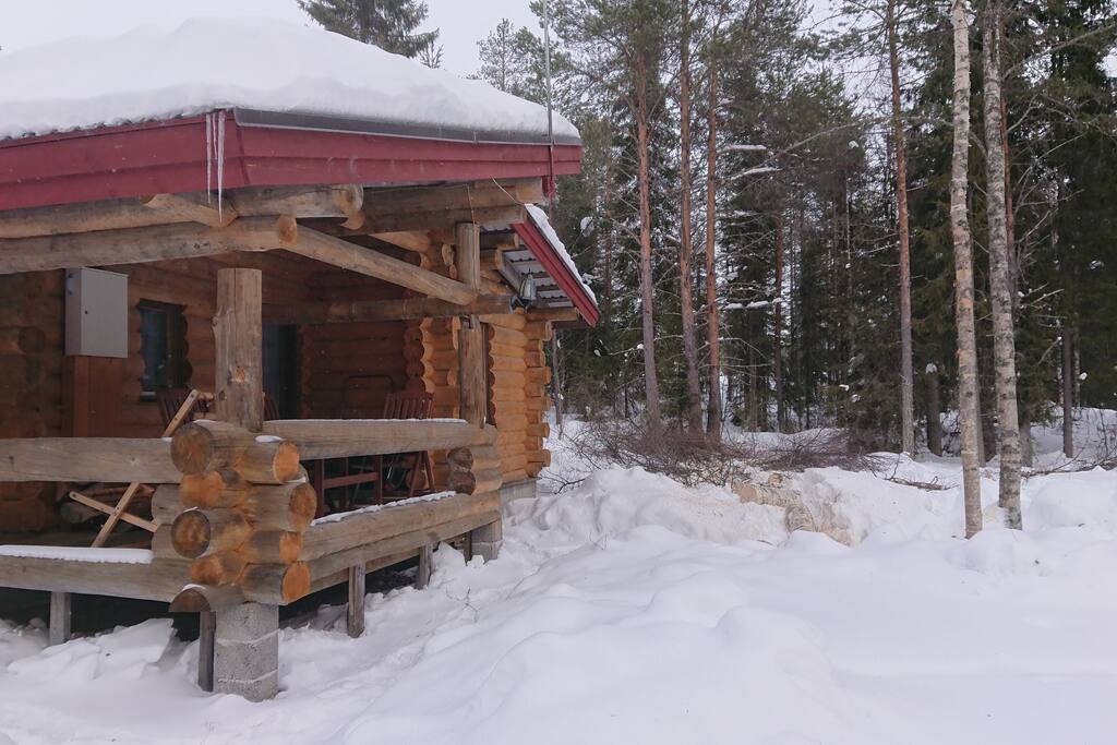 Terassit molemmilla kulmilla järven puolelle