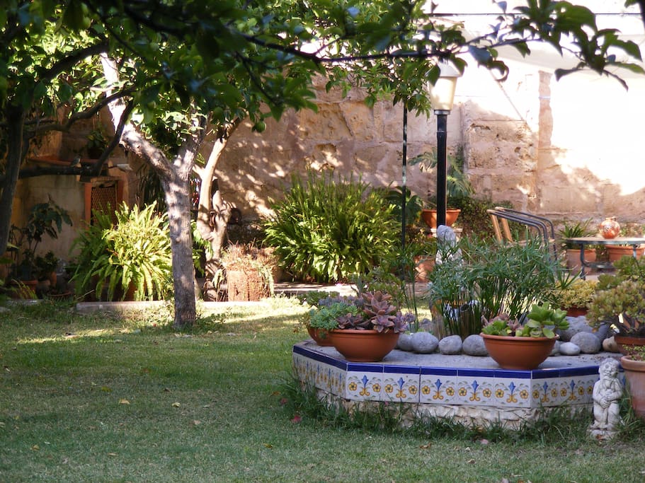 El sonido de la fuente por la noche.
