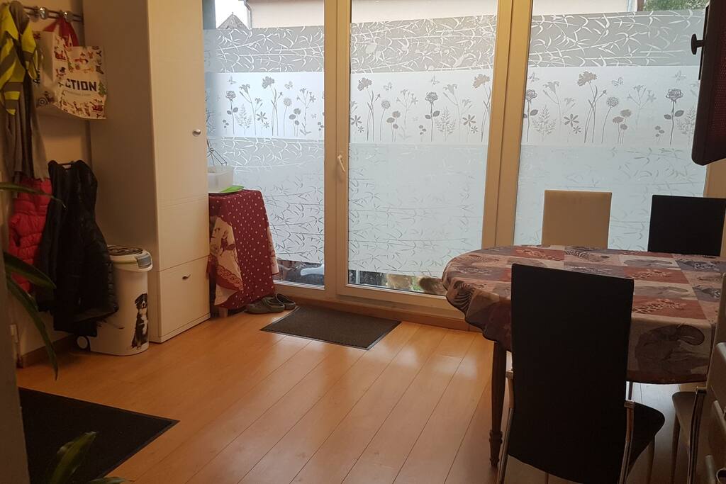 Voici l'entrée et salle à manger.
La table peut se rallonger ( 2 fois plus grande), la baie vitrée donne sur le jardin et la cour intérieure.