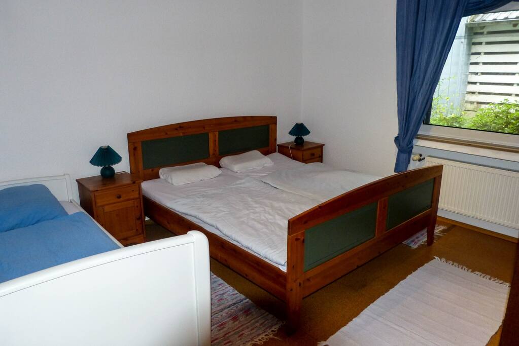 Schlafzimmer 1