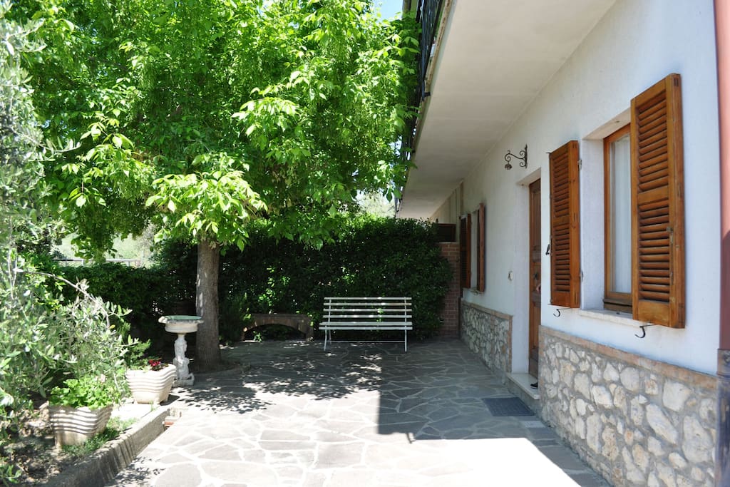 Ingresso casa e giardino lato strada di accesso