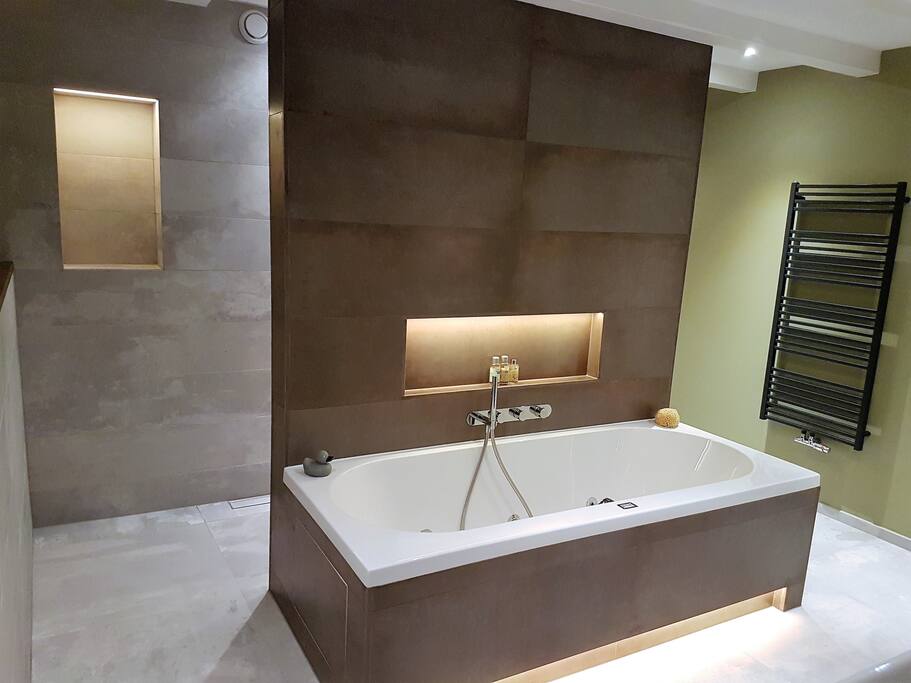 Bathroom 1
Jacuzzi